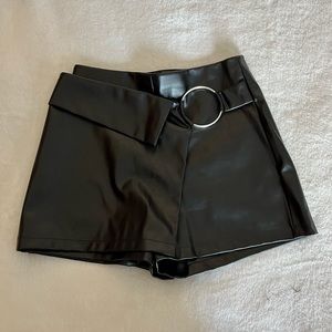 PLEATHER SKORT